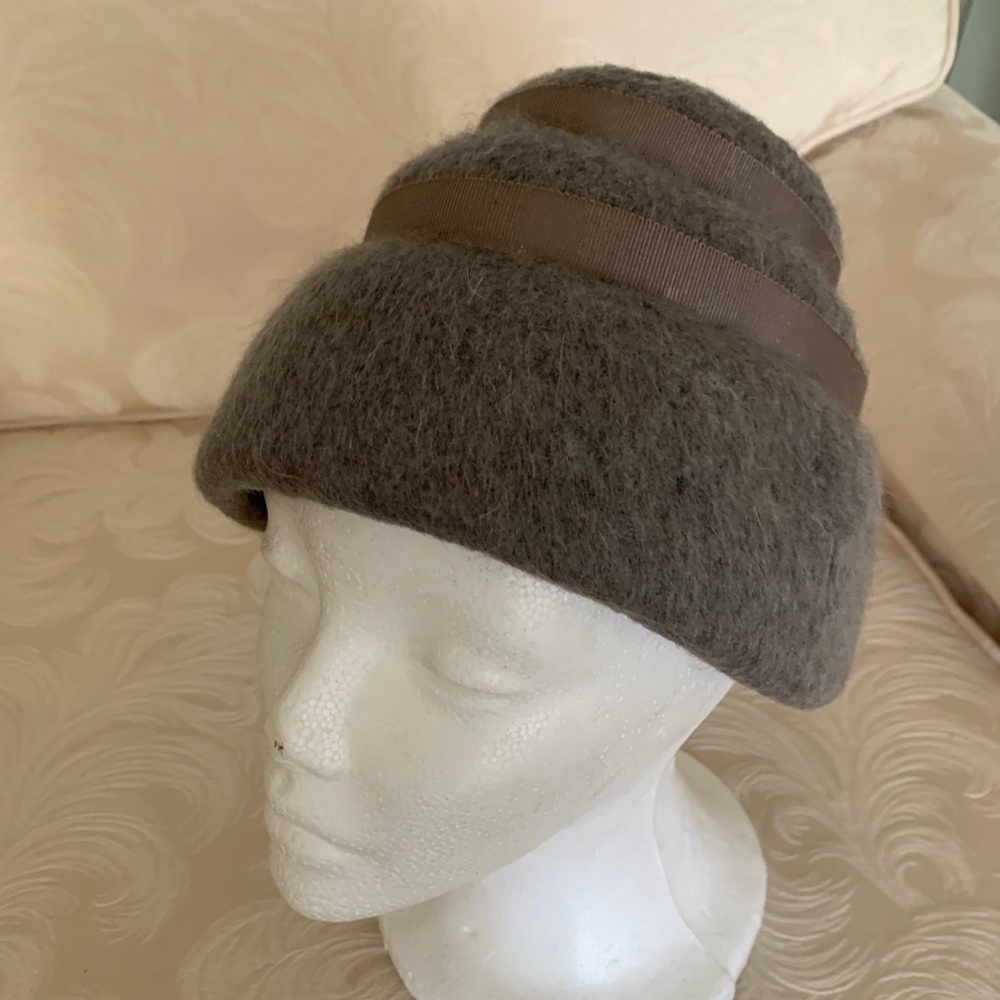 Gray 40s cloche.